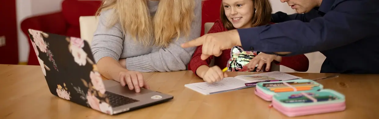 Druga część zdjęcia z dzieckiem i rdzicami wspólnie siedzących przy stole - przedszkole Kraków